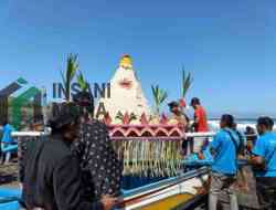 Tradisi Larung Sesaji Pantai Serang Perkuat Syukur dan Kebersamaan