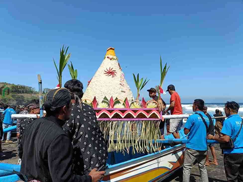 Tradisi Larung Sesaji Pantai Serang Perkuat Syukur dan Kebersamaan Persiapan Warga Menggelar Larung Sesaji di Pantai Serang Kabupaten Blitar