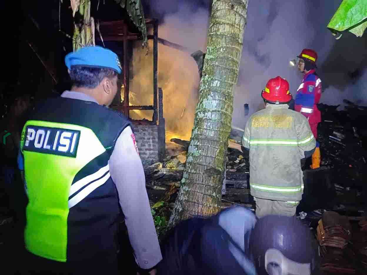 Petugas Memadamkan Api yang Membakar Rumah Warga Desa Gumawang Kecamatan Kuwarasan Kabupaten Kebumen