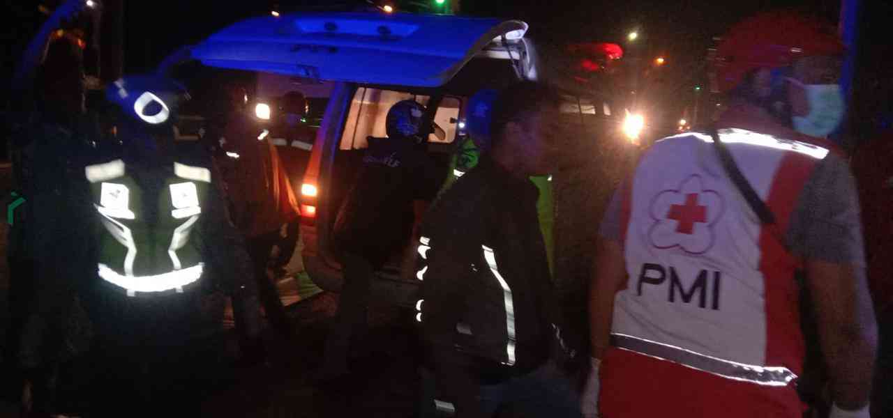 Petugas Mengevakuasi 3 Pemotor yang Tewas Tertabrak Kereta Api Taksaka di Perlintasan Karanganyar Kebumen