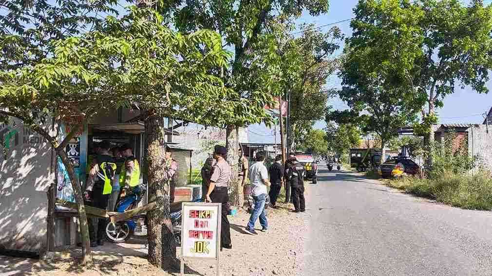 Polres Kebumen Amankan 30 Botol Miras dalam Razia Pekat Polres Kebumen Merazia Sejumlah Tempat yang Diduga Sebagai Tempat Penjualan Miras Ilegal