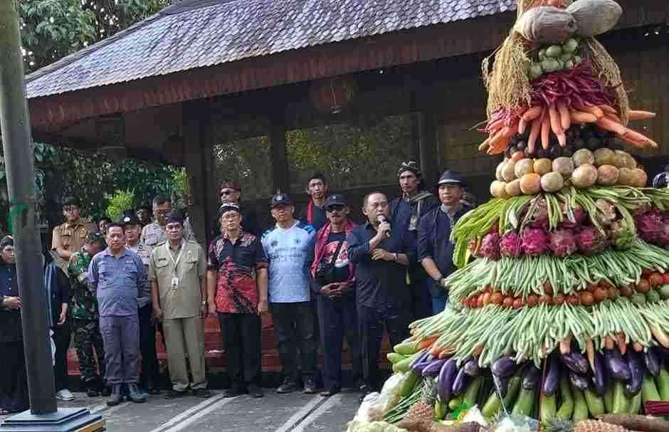 Malam 1 Suro, Ratusan Warga Napak Tilas Jugo-Gunung Kawi, Ini Maknanya Ratusan Warga Bersiap Napak Tilas Mbah Jugo Gunung Kawi