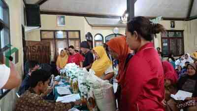 180 Ribu Warga Kabupaten Blitar Terima Bantuan Beras dan Minyak Goreng Program Bantuan Pangan Nasional