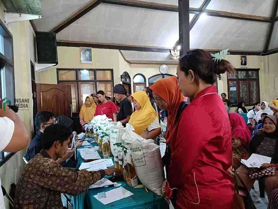 Sebanyak 180 Warga Kabupaten Blitar Terima Bantuan Beras dan Minyak Goreng Bantuan Pangan Nasional Bapanas