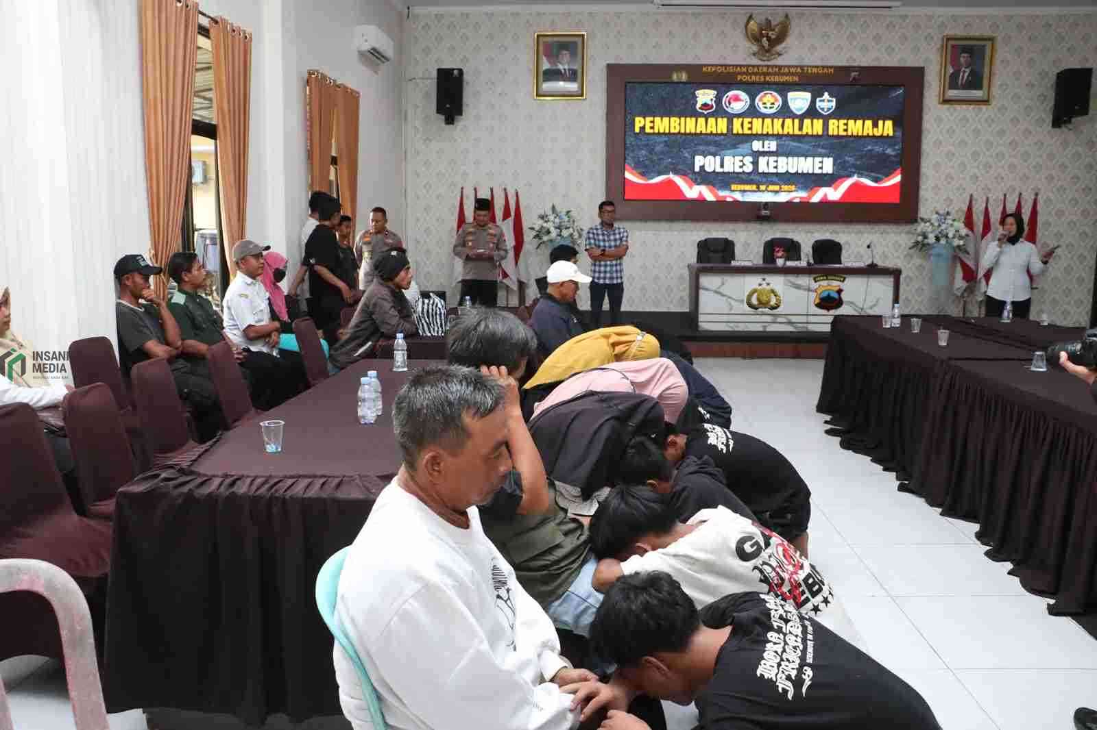 Sebanyak 20 Remaja Dibawah Umur Menangis di Hadapan Orang Tuanya setelah Diamankan Anggota Polisi Polres Kebumen