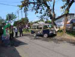 Mobil Carry Terbakar di Dekat Perlintasan Kereta Api Gombong, Polisi Selidiki Penyebab Kebakaran