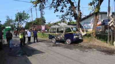 Mobil Carry Terbakar di Dekat Perlintasan Kereta Api Gombong, Polisi Selidiki Penyebab Kebakaran