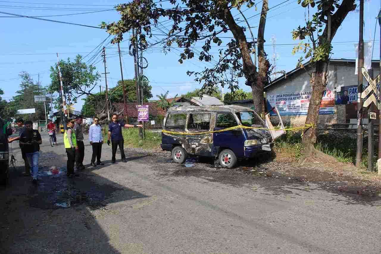Mobil Carry Terbakar di Dekat Perlintasan Kereta Api Gombong, Polisi Selidiki Penyebab Kebakaran Sebuah Mobil Carry Terbakar di dekat perlintasan kereta api Desa Wonokriyo Kecamatan Gombong Kabupaten Kebumen