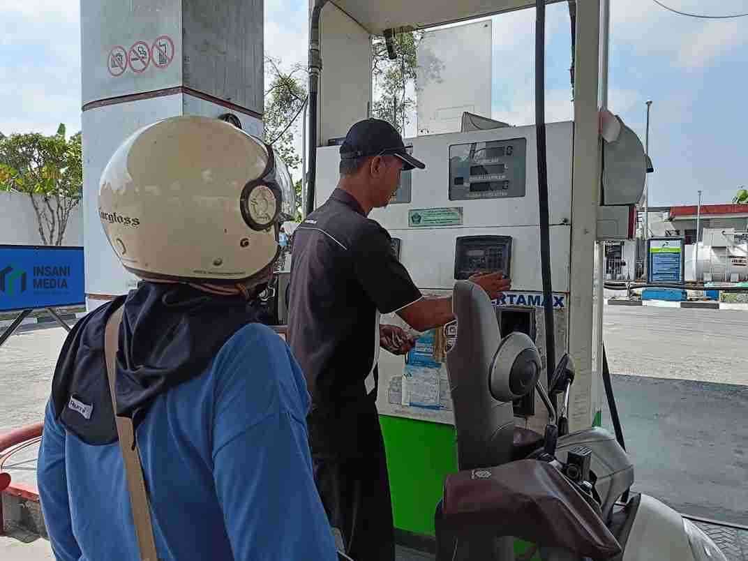 Seorang Pengguna Motor sedang Mengisi BBM Jenis Pertamax di SPBU di Blitar
