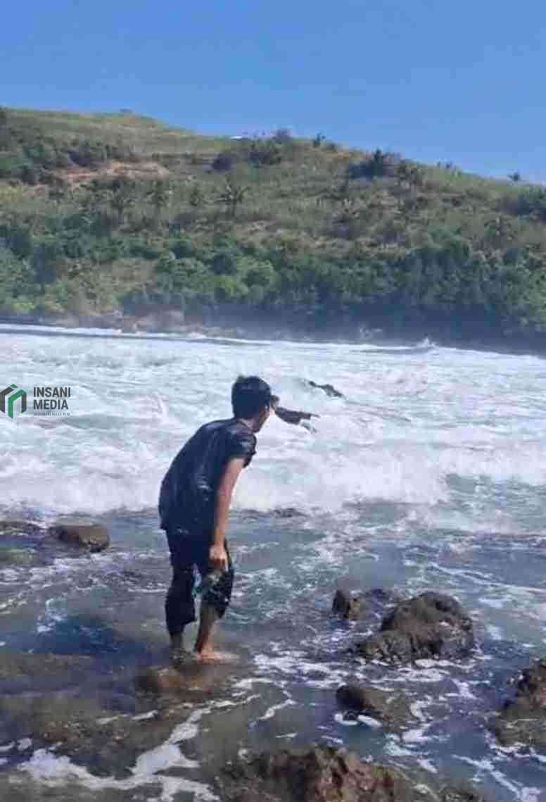 Outing Class, Santriwati Asal Badas Kediri Hanyut di Pantai Pangi, Blitar, Ceria Jadi Duka Seorang Santri Asal Kecamatan Badas Kabupaten Kediri Histeris Melihat Temannya Terseret Ombak di Pantai Pangi Kabupaten Blitar