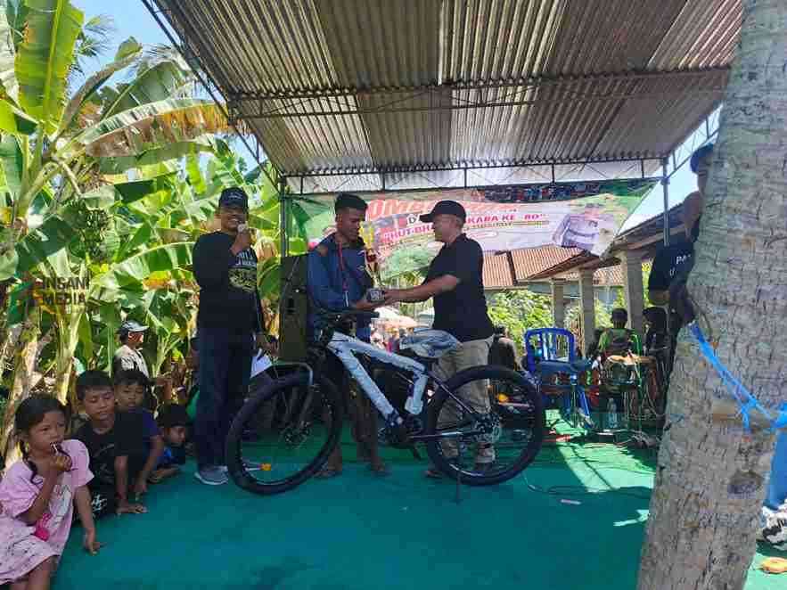 Seorang Warga Mendapatlan Hadiah dari Lomba Mancing yang Digelar oleh Polsek Bonorowo Kabupaten Kebumen
