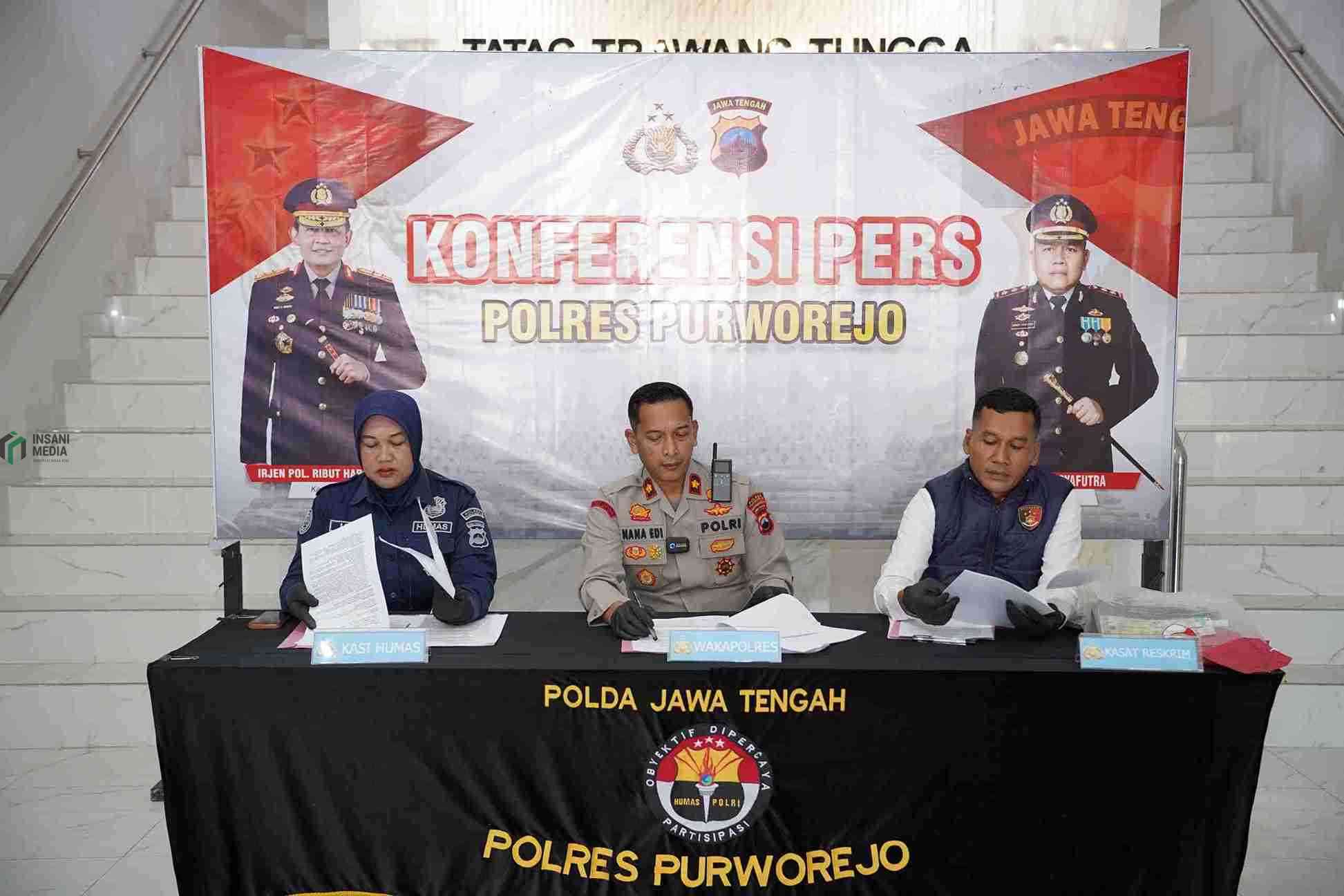 Wakapolres Purworejo Kompol Nana Edi Sugito Menunjukkan Barang Bukti Curanmor Antar Provinsi