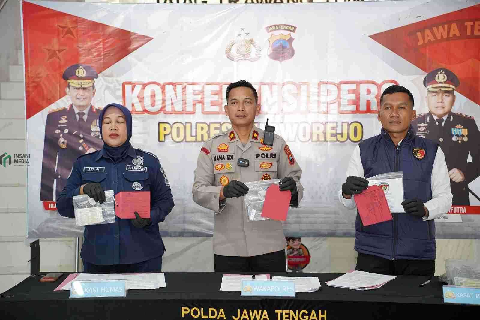 Wakapolres Purworejo Kompol Nana Edi Sugito saat Menunjukkan Barang Bukti Hasil Pencurian Sepeda Motor