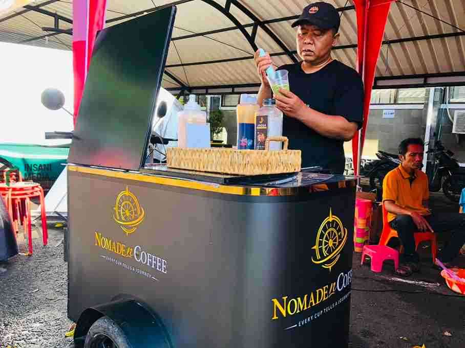 Ahrian Festyananda yang memilih menjajakan kopi menggunakan gerobak melalui usahanya Nomade and Coffee