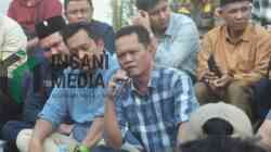 Anggota DPRD Purworejo Dimpimpin Ketua DPRD Kabupaten Purworejo Tunaryo saat Menemui Warga yang Berunjukrasa di DPRD Purworejo