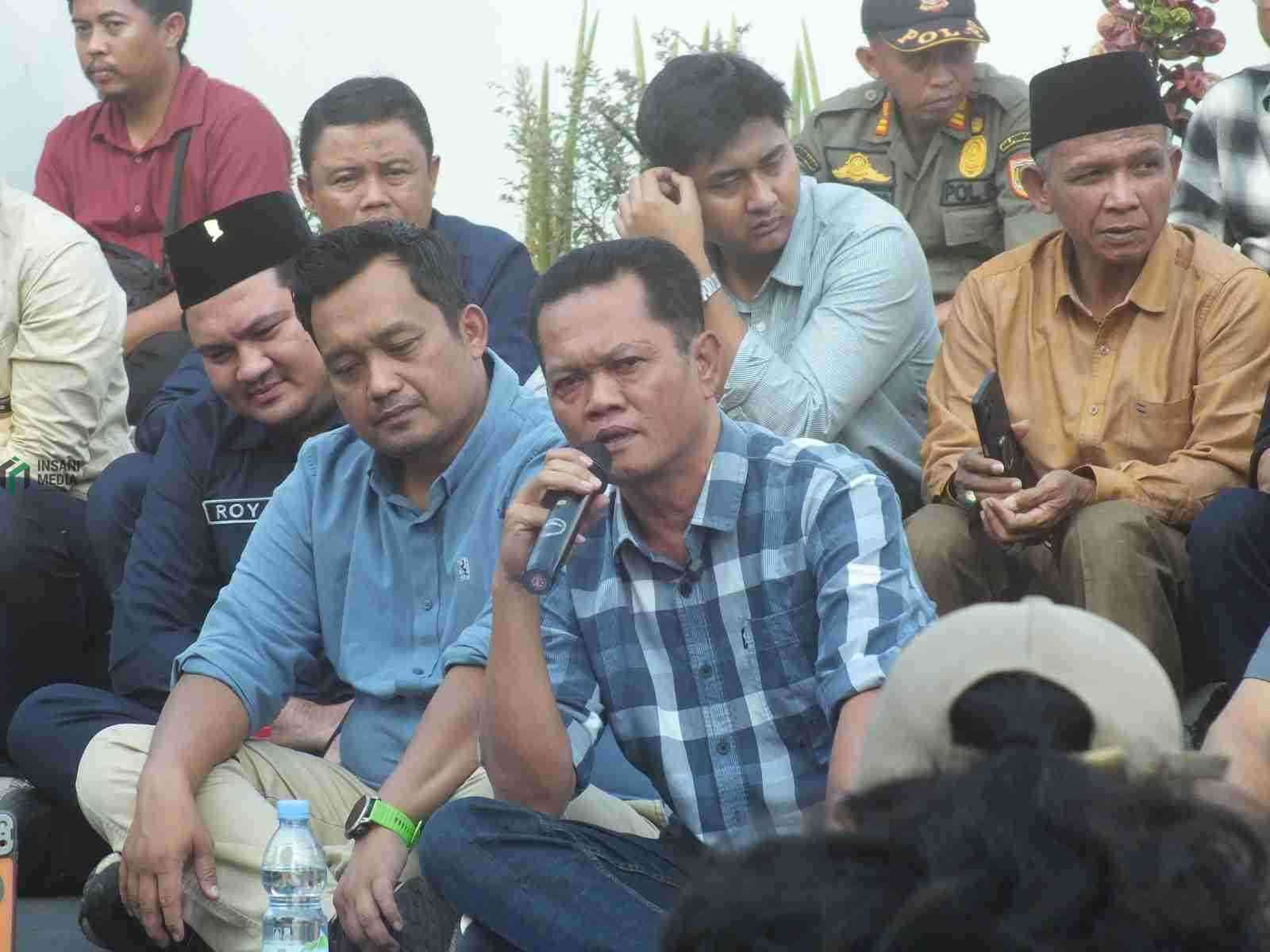 Anggota DPRD Purworejo Dimpimpin Ketua DPRD Kabupaten Purworejo Tunaryo saat Menemui Warga yang Berunjukrasa di DPRD Purworejo