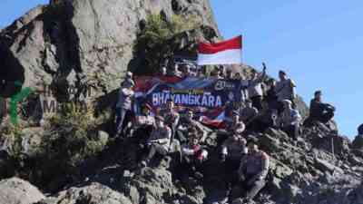 Anggota Polres Blitar Mendaki Gunung Kelud Peringati Hari Bhayangkara ke 80
