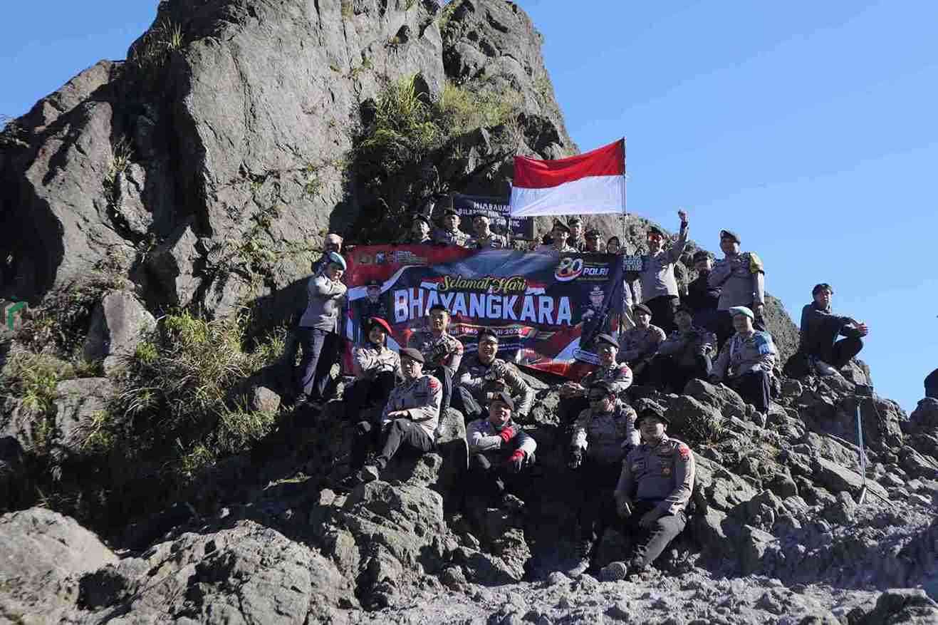 Rayakan Hari Bhayangkara ke-80, Personel Polres Blitar Taklukkan Gunung Kelud Anggota Polres Blitar Mendaki Gunung Kelud Peringati Hari Bhayangkara ke 80