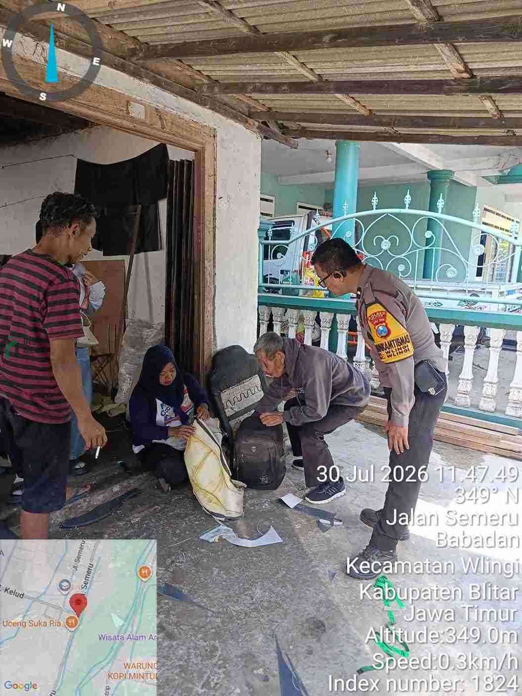 Polsek Wlingi, Blitar Sigap Evakuasi Lansia Terlantar Berkat Laporan Call Center 110 Anggota Polsek Wlingi Mengevakuasi Lansia yang Terlantar di kelurahan Babadan Kecamatan Wlingi Kabupaten Blitar