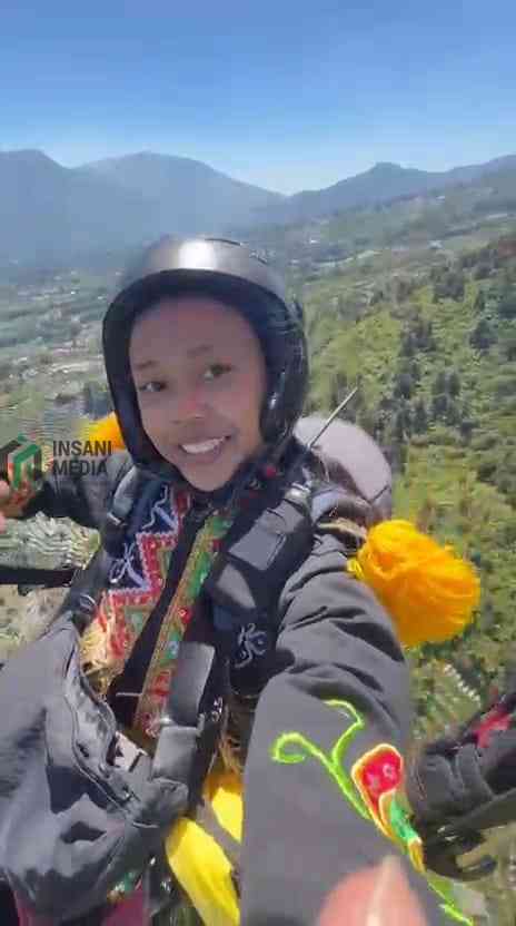 Embun Kenalkan Tari Dolalak dari Langit Festival Paralayang Wonosobo Atlet paralayang muda asal Kabupaten Purworejo Embun Alifaturrenaisan