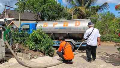 BPBD Blitar Salurkan 12 Ribu Liter Air Bersih untuk Warga Wates Terdampak Kemarau