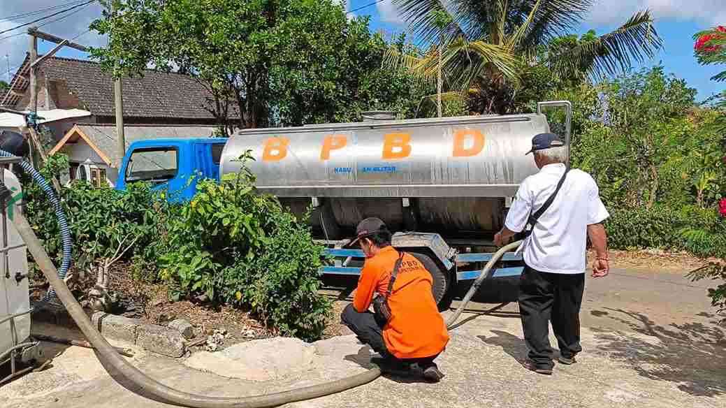 BPBD Blitar Salurkan 12 Ribu Liter Air Bersih untuk Warga Wates Terdampak Kemarau BPBD Kabupaten Blitar Menyalurkan Dropping Air untuk Warga Kecamatan Wates karena Terdampak Kekeringan
