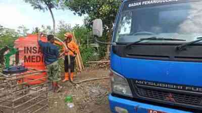 Badan Penanggulangan Bencana Daerah BPBD Kabupaten Blitar menyalurkan bantuan 12 ribu liter air bersih kepada warga Desa Sumberagung Kecamatan Panggungrejo