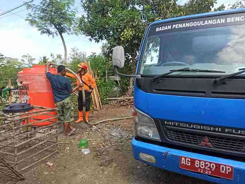 BPBD Blitar Salurkan 12 Ribu Liter Air Bersih untuk Warga Panggungrejo Badan Penanggulangan Bencana Daerah BPBD Kabupaten Blitar menyalurkan bantuan 12 ribu liter air bersih kepada warga Desa Sumberagung Kecamatan Panggungrejo