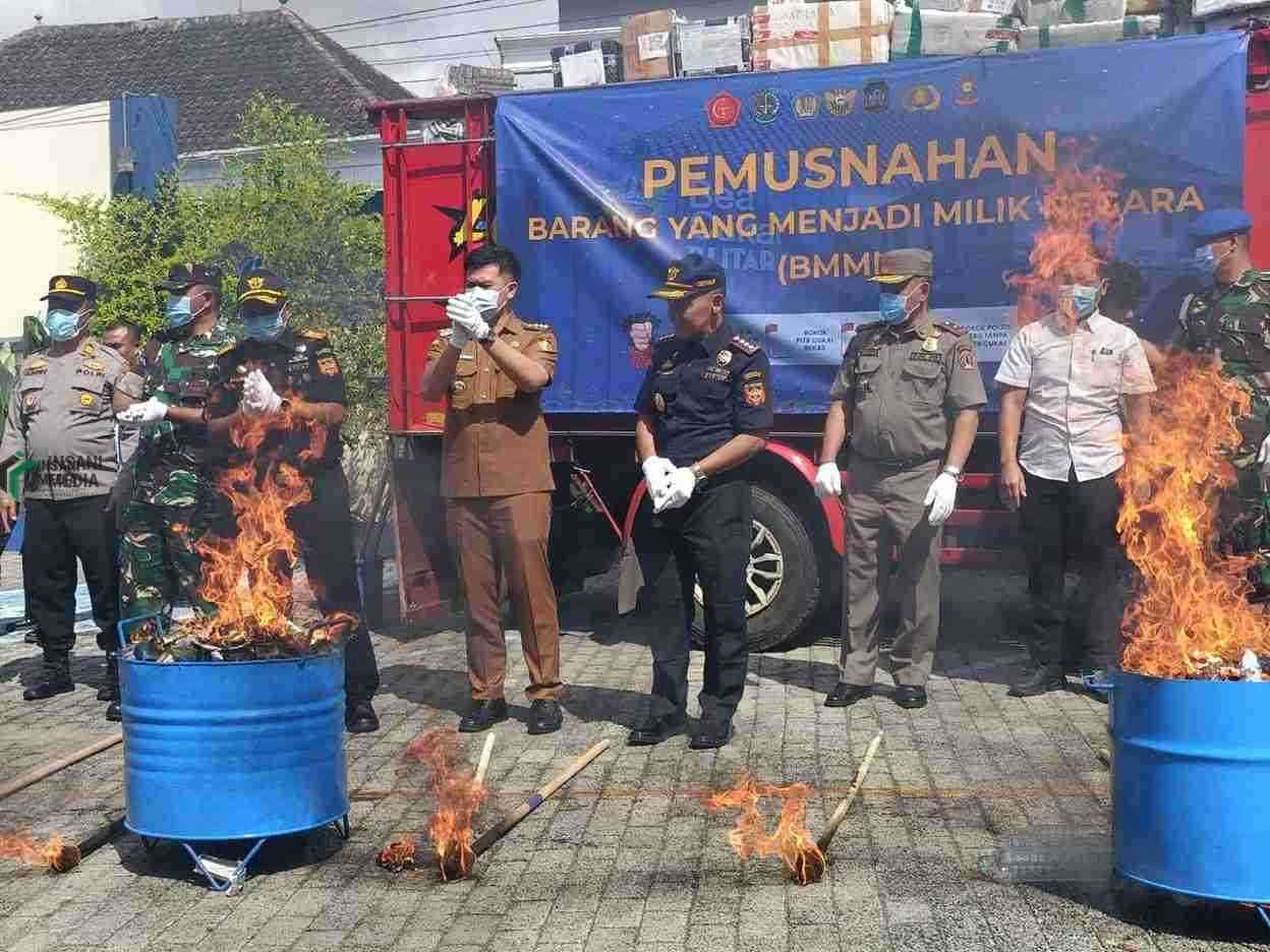 Bea Cukai Blitar Musnahkan 1,9 Juta Batang Rokok Ilegal, Selamatkan Potensi Penerimaan Negara Rp1,84 Miliar Bea Cukai Blitar Musnahkan 19 Juta Batang Rokok Ilegal