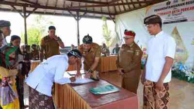 Buparti Blitar Rijanto Menyerahkan 53 Akta Perkawinan Umat Hindu