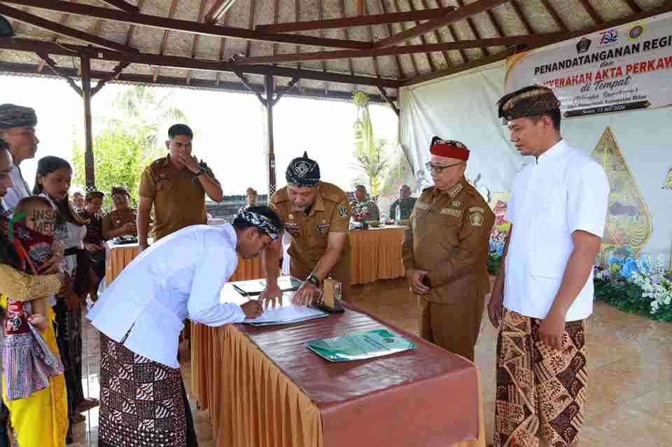 Buparti Blitar Rijanto Menyerahkan 53 Akta Perkawinan Umat Hindu