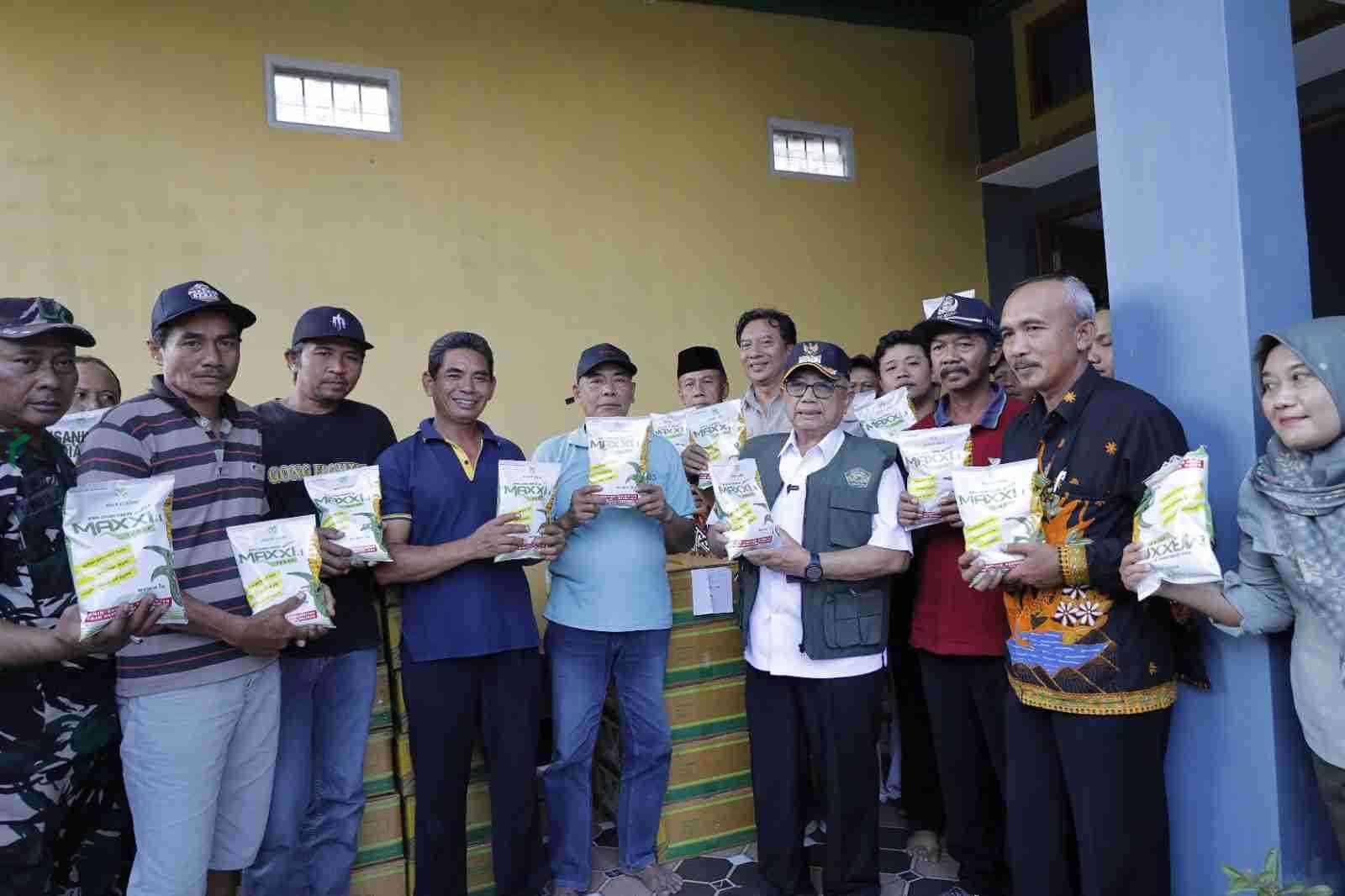 Bupati Blitar Rijanto Menerima Benih Jagung Hibrida dari Kementan untuk Petani di Kabupaten Blitar