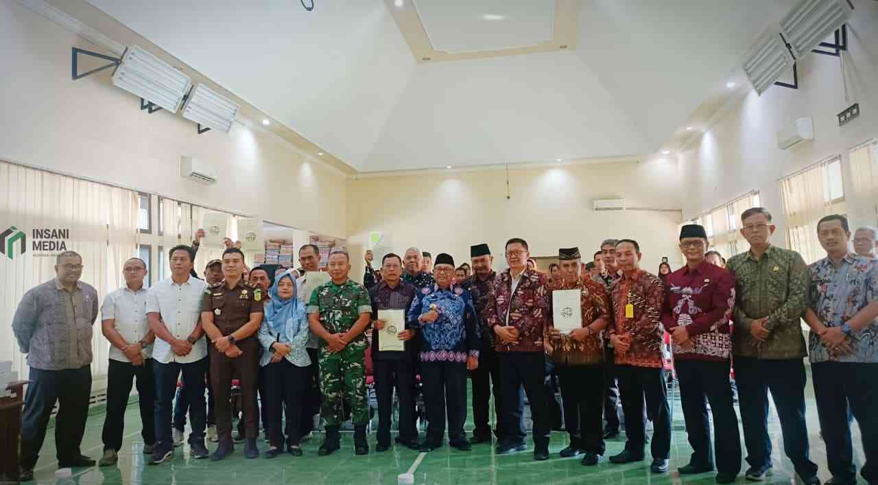 Bupati Blitar Rijanto saat Menyerahkan 852 Sertifikat Redistribusi Tanah