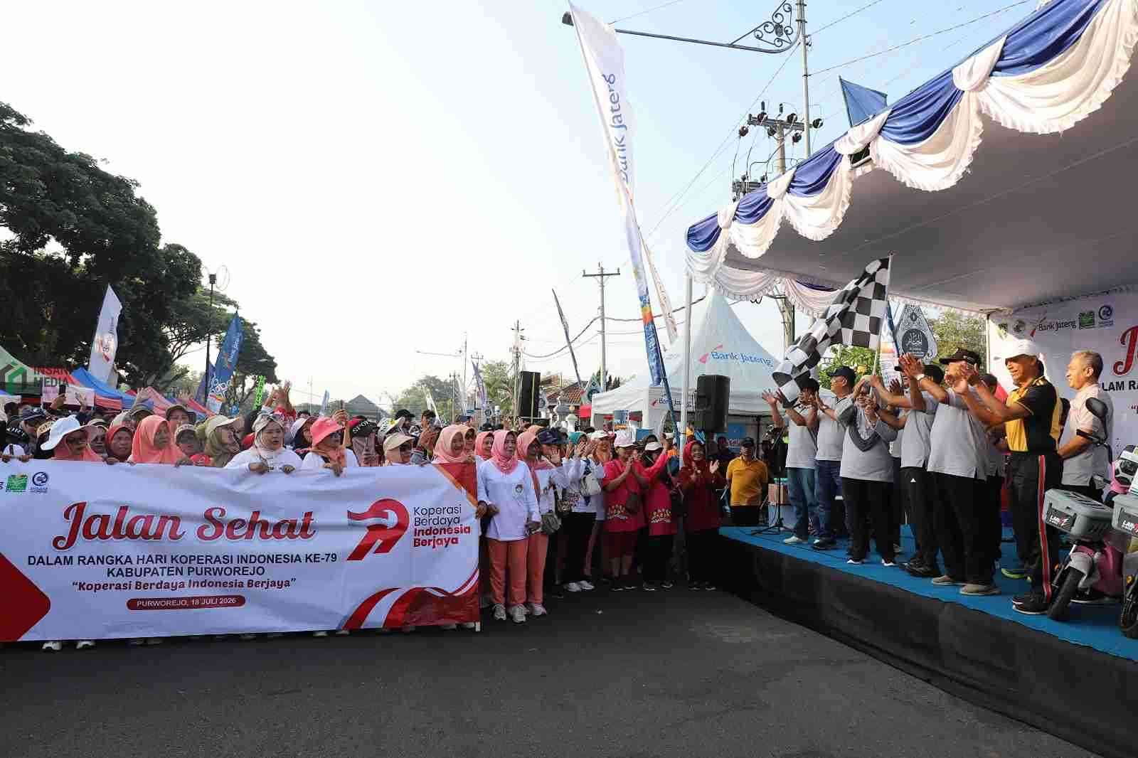 Ribuan Warga Ikuti Jalan Sehat Hari Koperasi di Purworejo Bupati Purworejo Yuli Hastuti Memberangkatkan Ribuan Warga yang Mengiktuti Jalan Sehat Hari Koperasi Purworejo