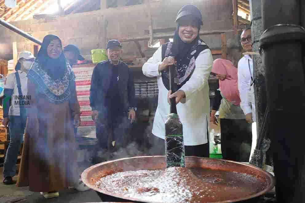 Naik Jeep, Bupati Purworejo Promosikan Wisata hingga Sekolah yang Sepi Peminat di Bener Bupati Purworejo Yuli Hastuti Mengaduk Jenang Potensi Kuliner Kecamatan Bener dalam Explore Bener Super