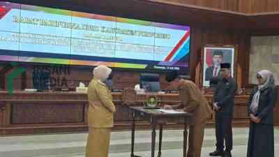 Bupati Purworejo Yuli Hastuti saat Menyerahkan Rancangan Peraturan Daerah Raperda tentang Pertanggungjawaban Pelaksanaan APBD Tahun Anggaran 2025 kepada Pimpinan DPRD