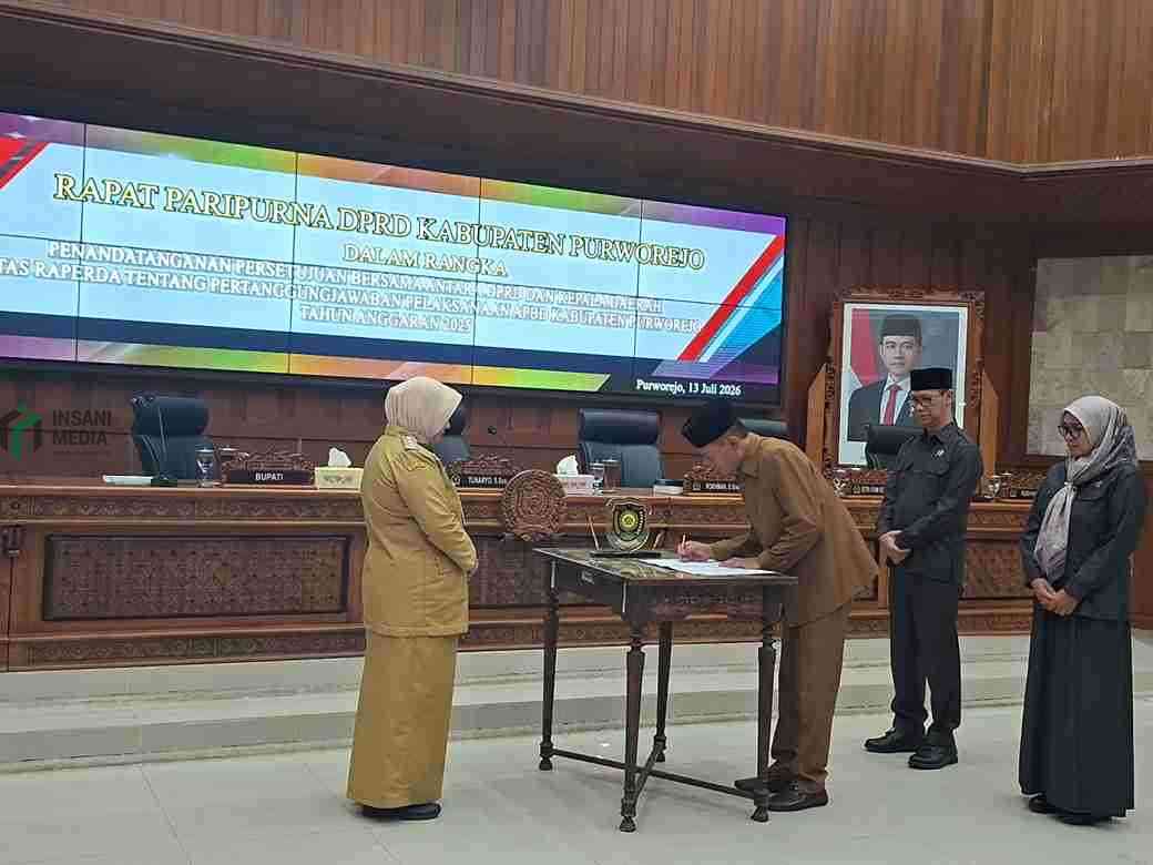 Bupati Purworejo Yuli Hastuti saat Menyerahkan Rancangan Peraturan Daerah Raperda tentang Pertanggungjawaban Pelaksanaan APBD Tahun Anggaran 2025 kepada Pimpinan DPRD
