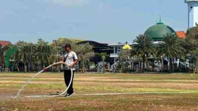 DLH Kota Blitar Merawat Rumput Alun alun Kota Blitar Pasca Digunakan Bazar Blitar Djadoel 2026