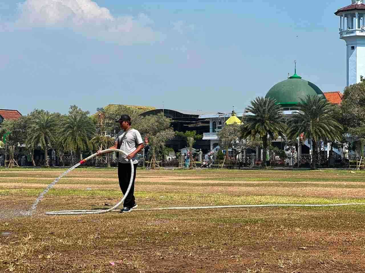 DLH Kota Blitar Merawat Rumput Alun alun Kota Blitar Pasca Digunakan Bazar Blitar Djadoel 2026