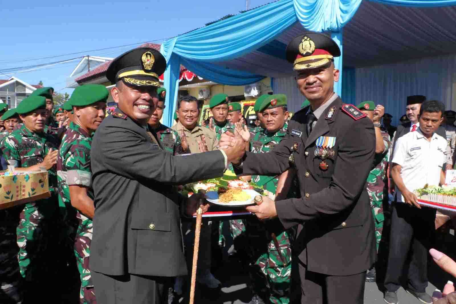 Dandim 0709 Kebumen Letkol Infanteri Eko Majelistyawan Prihantono Memberi Kejutan Kapolres Kebumen di Hari Jadi Bhayangkaran ke 80