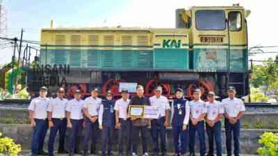 PT KAI Daop 7 Madiun Beri Penghargaan kepada Aris Susanto atas Aksi Cegah Kecelakaan