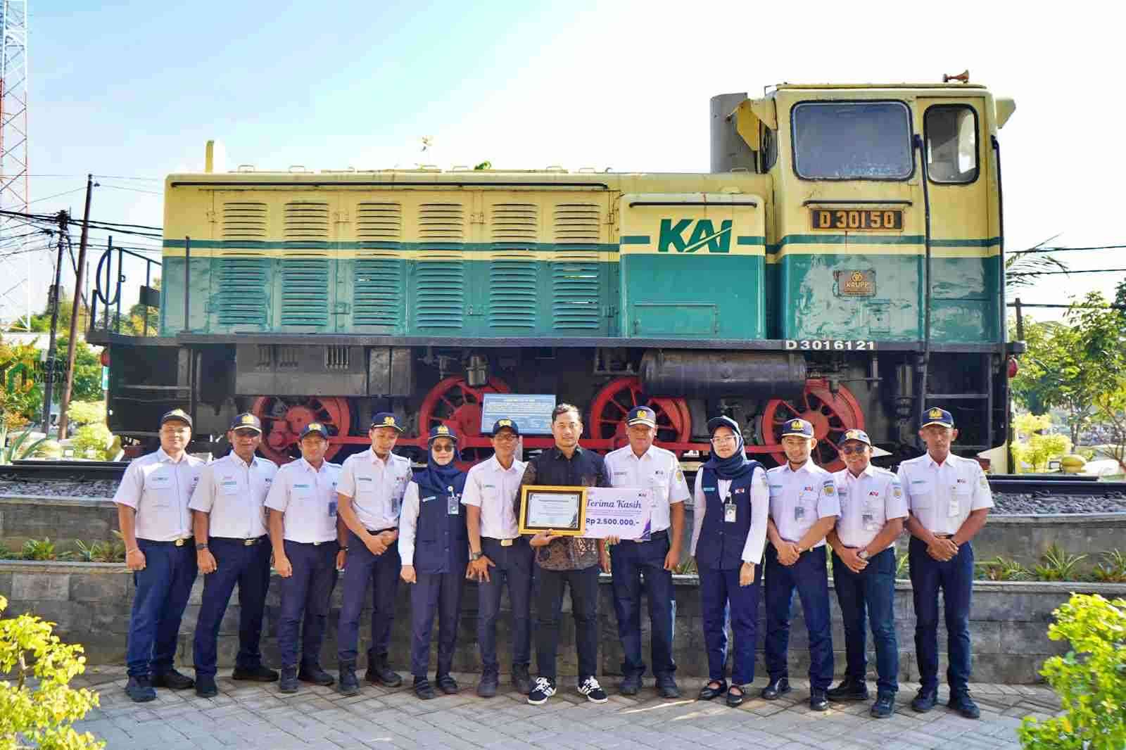 Deputy Daop 7 Madiun Alam Prasety Memberikan Penghargaan Terhadap Aris Susanto atas kepedulian dan kesigapannya membantu mencegah potensi kecelakaan di perlintasan sebidang JPL 303A Mengkreng
