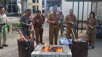 Dispendukcapil Kabupaten Blitar Memusnahkan 55.964 dokumen kependudukan yang sudah tidak berlaku dengan cara Dibakar