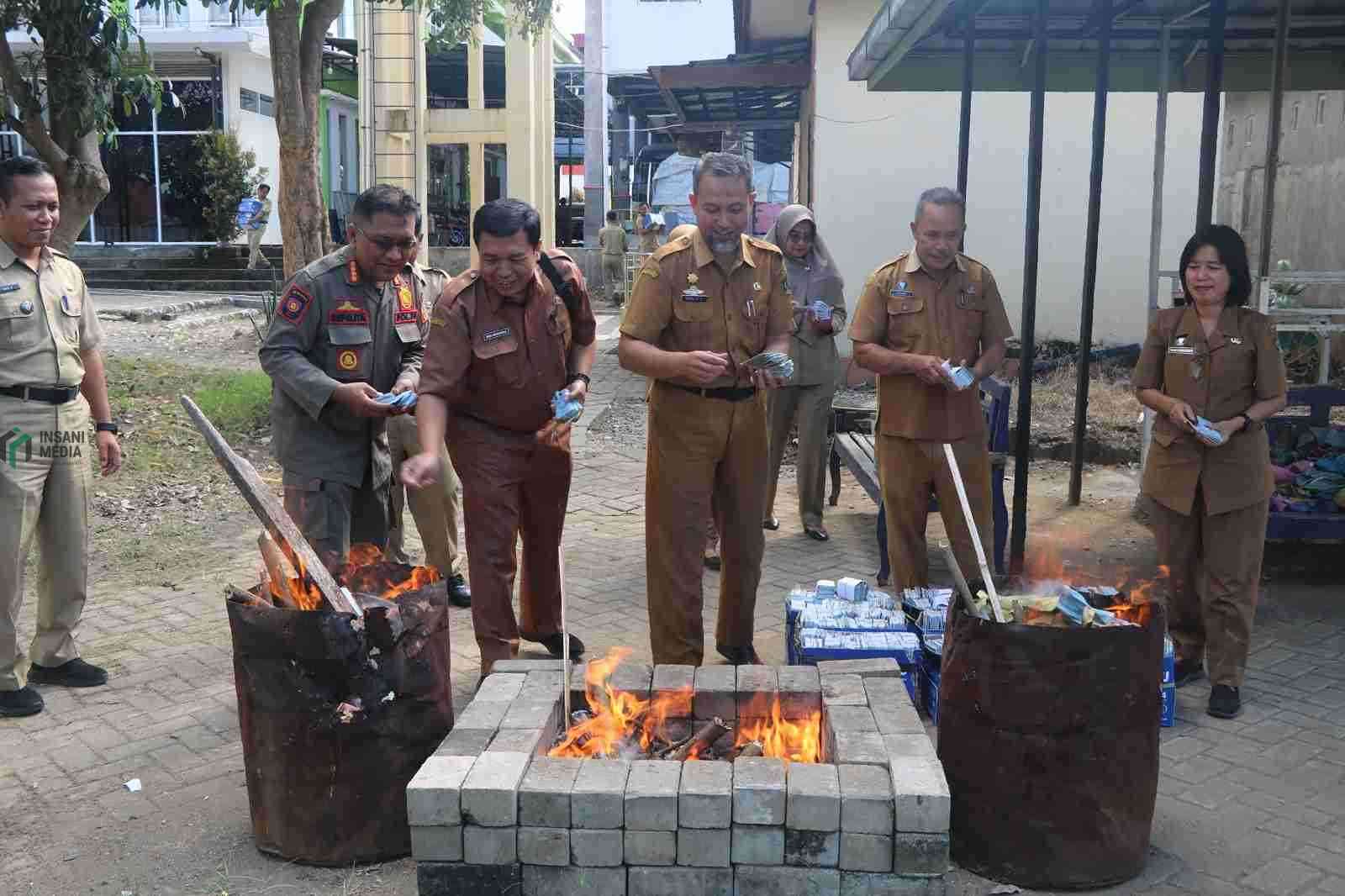 Dispendukcapil Kabupaten Blitar Memusnahkan 55.964 dokumen kependudukan yang sudah tidak berlaku dengan cara Dibakar