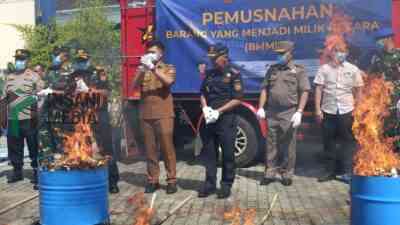 Bea Cukai Blitar Musnahkan 1,9 Juta Batang Rokok Ilegal, Selamatkan Potensi Penerimaan Negara Rp1,84 Miliar