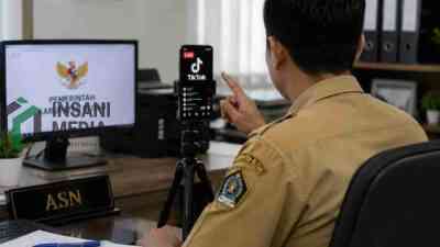 Ilustrasi ASN Bekerja Sembari Live Media Sosial
