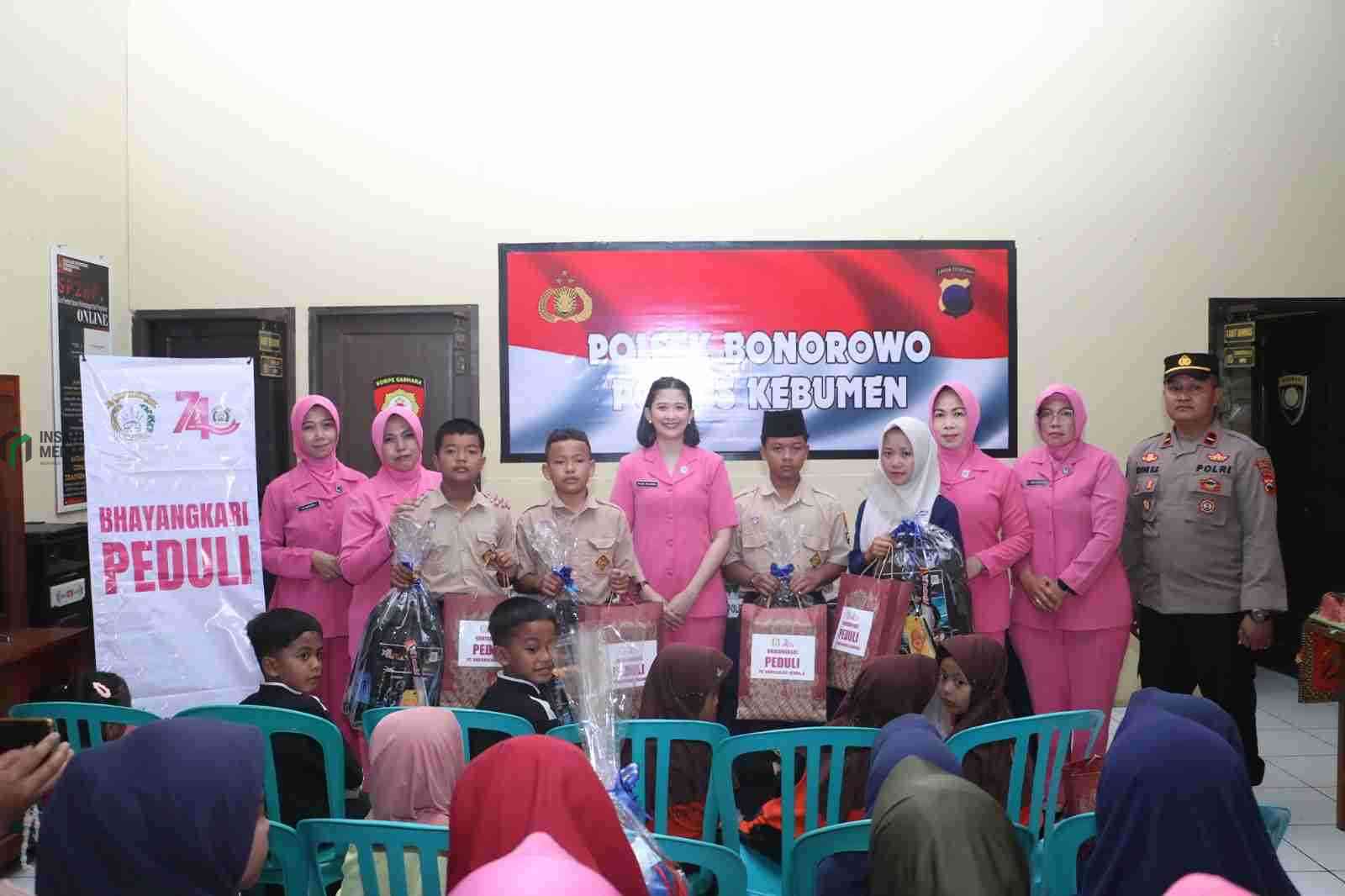 Polres Kebumen Salurkan Bantuan Sekolah untuk 15 Pelajar Kurang Mampu Kapolres Kebumen AKBP I Putu Bagus Krisna Purnama saat Menyerahkan Bantuan Pendidikan Bagi Siswa Kurang Mampu