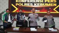 Kapolres Kebumen AKBP I Putu Bagus Krisna Purnama saat menunjukkan Barang Bukti Pengeroyokan