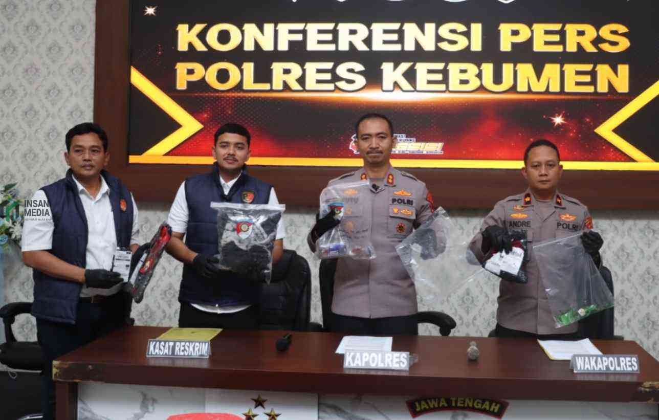 Polres Kebumen Tahan Empat Pelaku Pengeroyokan Karangsambung, Dua Lainnya Masuk DPO Kapolres Kebumen AKBP I Putu Bagus Krisna Purnama saat menunjukkan Barang Bukti Pengeroyokan