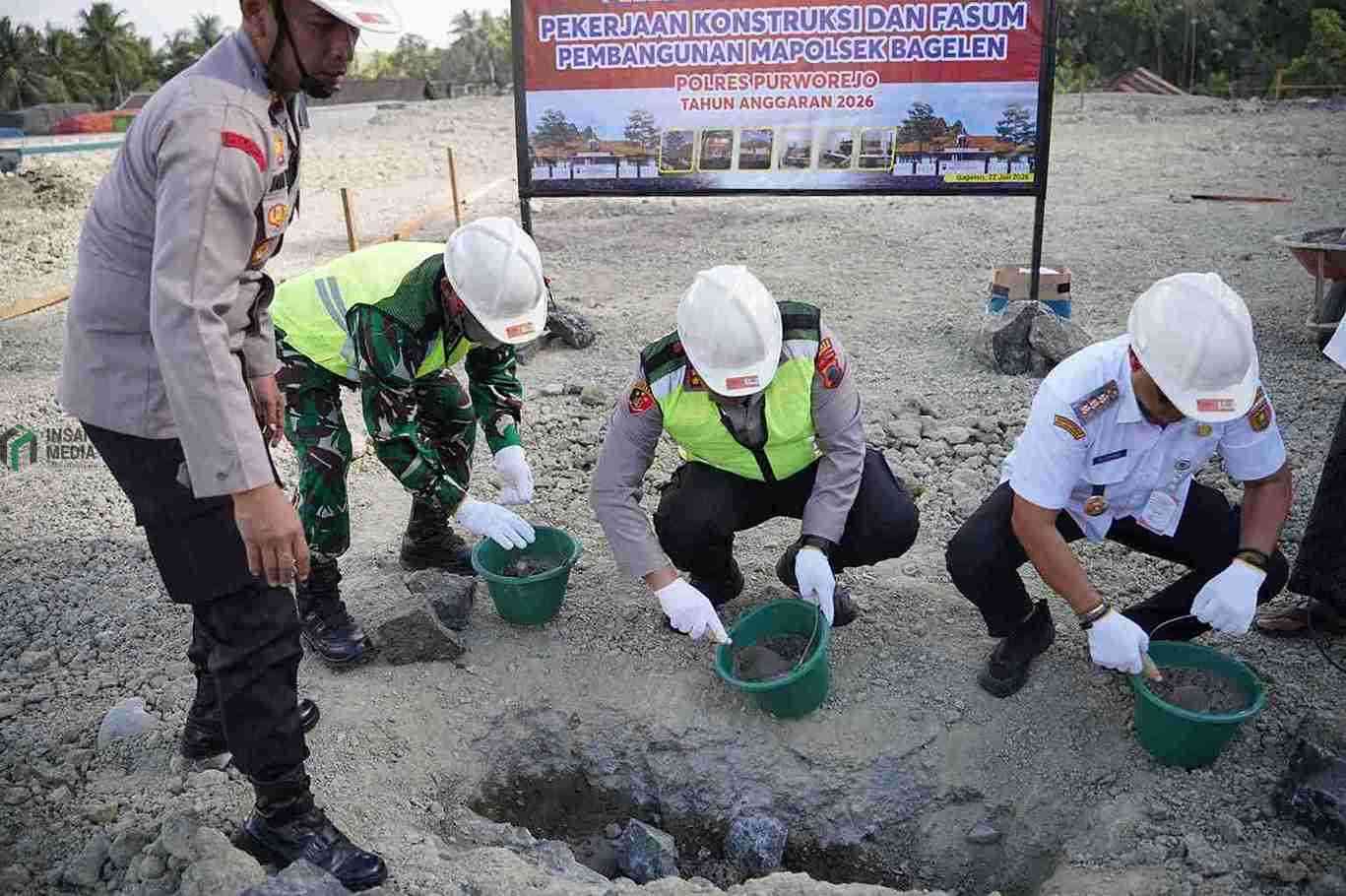 Bangun Mapolsek Baru, Polres Purworejo Perkuat Layanan Warga Kecamatan Bagelen Kapolres Purworejo AKBP Windy Syafutra Melakukan Peletakan Batu Pertama Pembangunan Mapolsek Bagelen Tahun Anggaran 2026 yang berlangsung di Dusun Pucungan Desa Bapangsari Kecamatan Bagelen